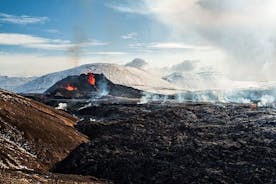 新しい火山噴火地域：アイスランドのヘリコプターツアー