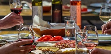 Viinin ja ruoan maistelua perinteisessä viinitilassa