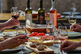 Viinin ja ruoan maistelua perinteisessä viinitilassa