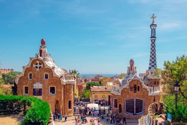 Una panoramica architettonica di Barcellona in un tour privato con un locale