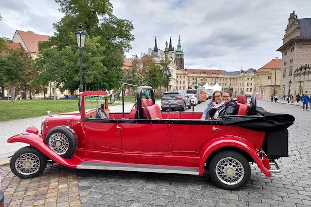 Balade en voiture d'époque avec visite à pied du centre-ville de Prague