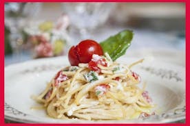 Experiencia gastronómica en la casa de un local en Civitavecchia con cocina en vivo