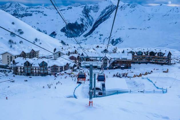 Excursion de ski en hiver à la station Gudauri