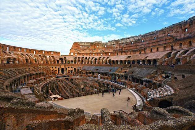 Tour guidato di gruppo al piano dell'arena del Colosseo con il Foro Romano e il Palatino
