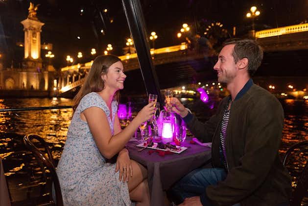 Paris romantiska middagskryssning på Seinefloden med 3 rätter och ett glas champagne