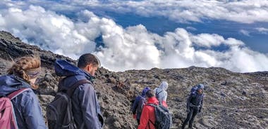Kiipeä Pico-vuorelle ammattioppaan johdolla