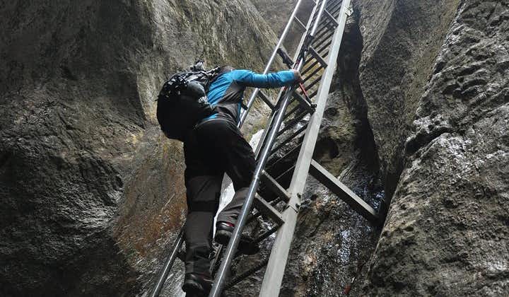 Excursión de un día en grupo pequeño a Epic 7 Ladders Canyon desde Brasov