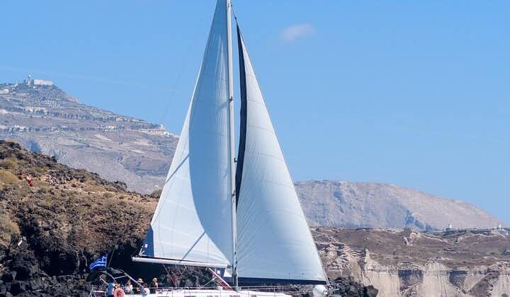 Crociera a vela privata di Santorini con pasto, bevande e trasferimento inclusi