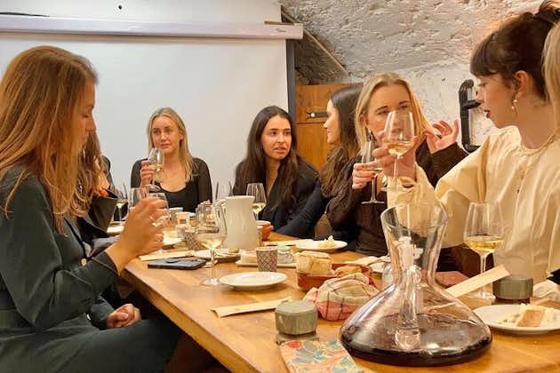 Tisch mit französischen Weinen und kulinarische Spezialitäten aus Lyon