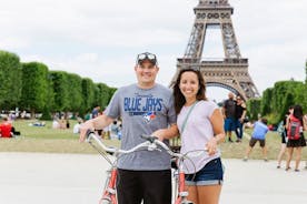 Excursão de bicicleta de um dia com o bilhete da Torre Eiffel e o cruzeiro pelo rio