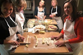 Cesarine: lezione di cucina casalinga e pasto con un locale a Rimini