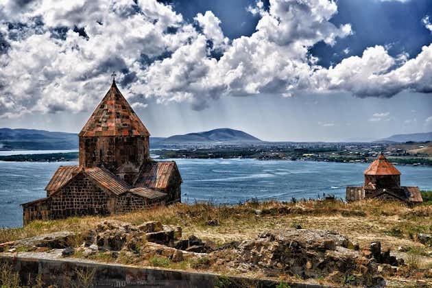Tour en grupo: Tsaghkadzor (Kecharis, teleférico), lago Sevan, barbacoa de trucha