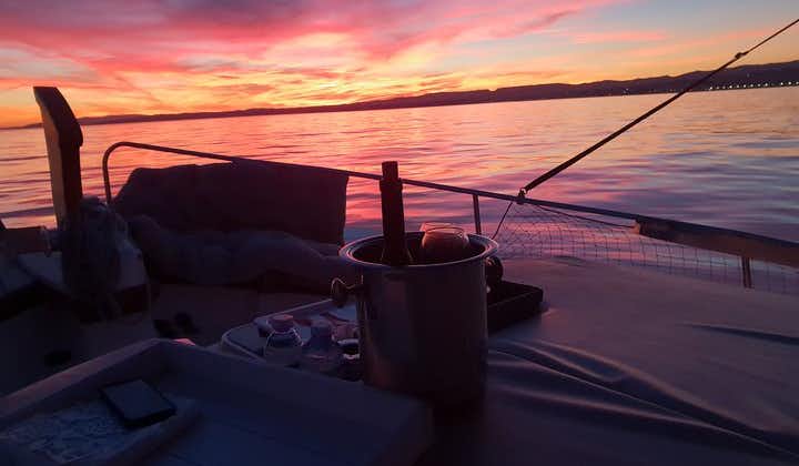 Bootsfahrt bei Sonnenuntergang + Glas Cava + Meeresfrüchte-Tapa