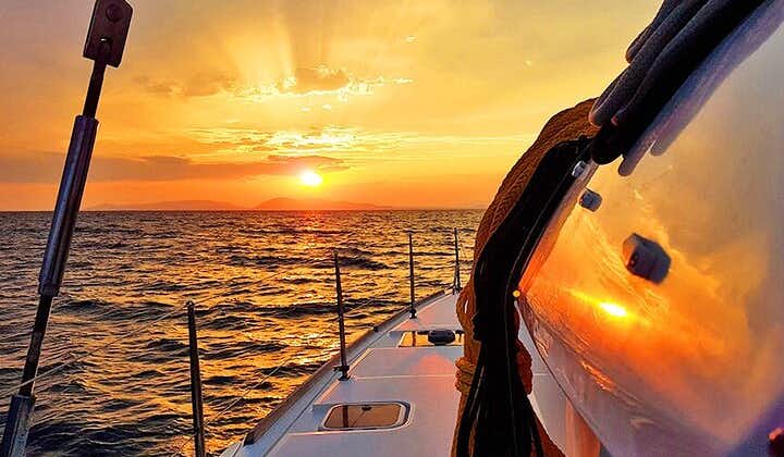 Croisière privée en catamaran au coucher du soleil au départ de Nikiti