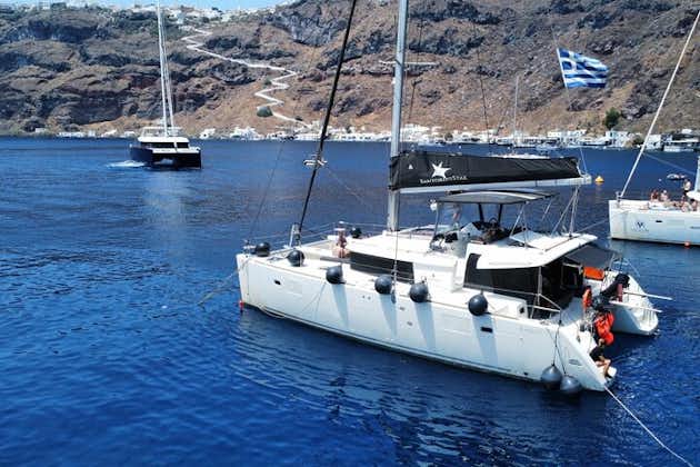 Crociera in catamarano premium di mezza giornata a Santorini inclusa Oia