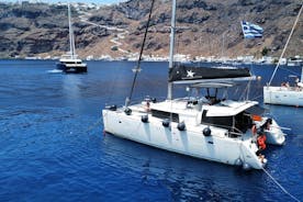 圣托里尼岛的半日高级双体船巡游，包括伊亚