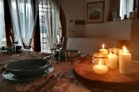 Toskansk middag i en villa i en gammal olivlund i Siena