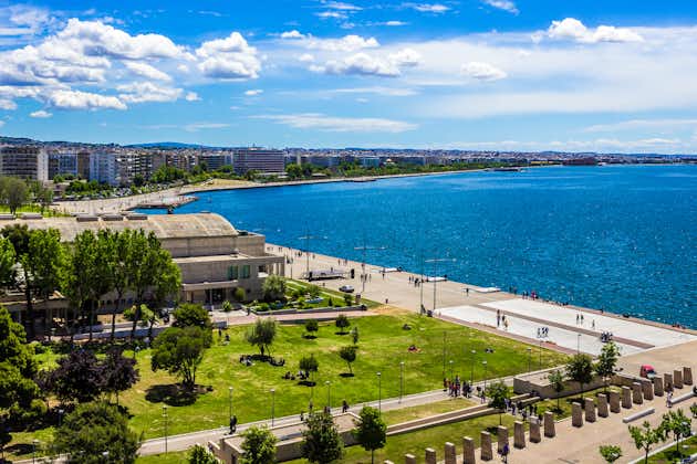 Photo of bird's eye view to the promenade of Thessaloniki.
