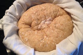 Traditionelle Hausmannskost für rustikales Brot