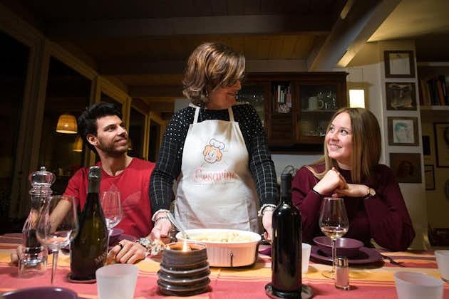 在 Lucignano 当地人的家中用餐体验，带表演烹饪
