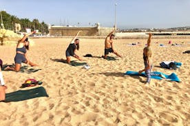 Yoga matutino o al amanecer en la playa en Lagos por el Sol Lifestyle