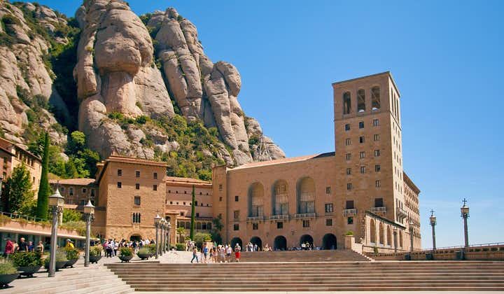 Tour di Barcellona e Montserrat con biglietto salta la fila per il Parco Güell