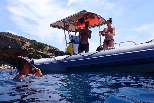 Paseo privado en barco para practicar snorkel con playas solitarias