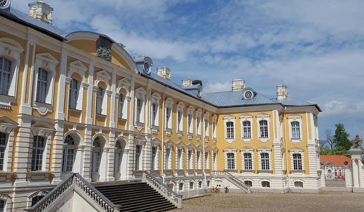 Tagesausflug von Vilnius nach Riga: Der Hügel der Kreuze, das Schloss Rundale und das Schloss Bauska