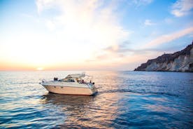 Santorini: crociera privata di 5 ore o al tramonto con barbecue e bevande