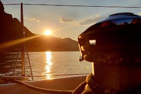 Zeilboot bij zonsondergang aan het Comomeer