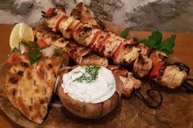 Cucinare come una lezione di cucina greca locale nel Monte Pelio in Grecia