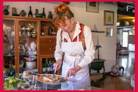 Cesarine: lezione di cucina casalinga e pasto con un locale a Verona