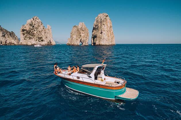 Tour en barco para grupos pequeños por la isla de Capri desde Nápoles