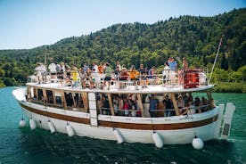 Split: Tour zu den Krka-Wasserfällen, Bootsfahrt und Schwimmen