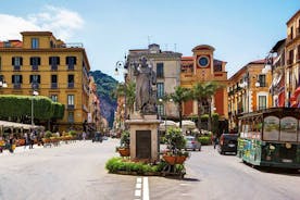  Sorrenton, Positanon ja Amalfin päiväretki lounaalla Napolista