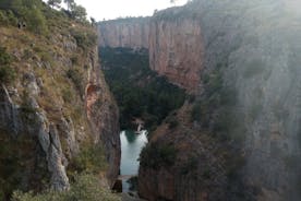 徒步游览Canyon de Turia和Chulilla村的吊桥