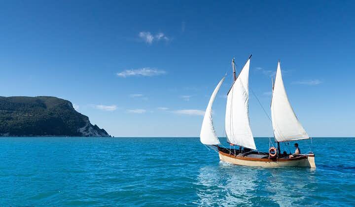 Tour privato in barca a vela tradizionale con pranzo a Numana