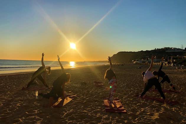 Yoga au coucher du soleil sur la magnifique plage de Lagos par el Sol