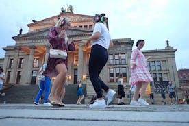 Stille diskotek gennem centrum af Berlin med flash mobs