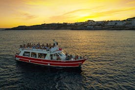 Båtfest vid solnedgången i Salentos vatten med dryck
