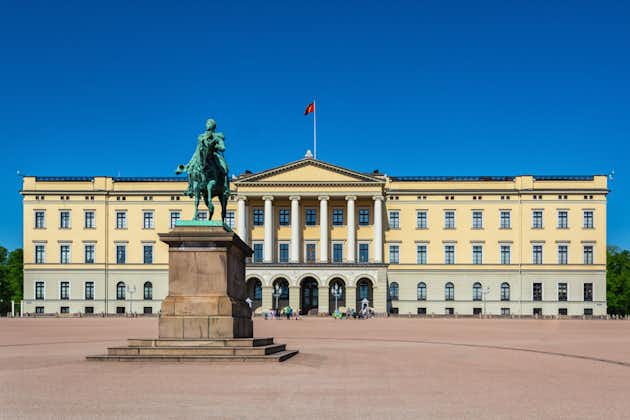 Photo of statue of king Karl Johan in front of the royal palace in Oslo, Norway.