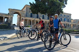 Tour en bicicleta por el casco antiguo de Corfú: ¡historia, sabores y callejones estrechos!