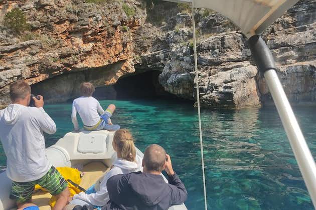 Paseo privado en barco Exploraciones de cuevas marinas (Parque marino de Karaburun)