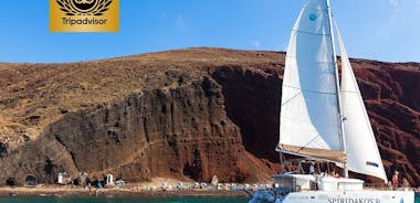 Halbprivate Standard- | Santorin-Katamaran-Bootstour mit griechischem Buffet und Getränken