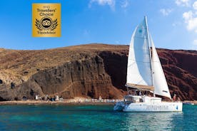 Delvis privat standard|Katamarancruise på Santorini med gresk buffet og drikke