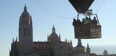 Loftbelgsferð yfir Segovia með valfrjálsum flutningi frá Madrid