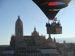 Paseo en globo aerostático sobre Segovia con transporte opcional desde Madrid