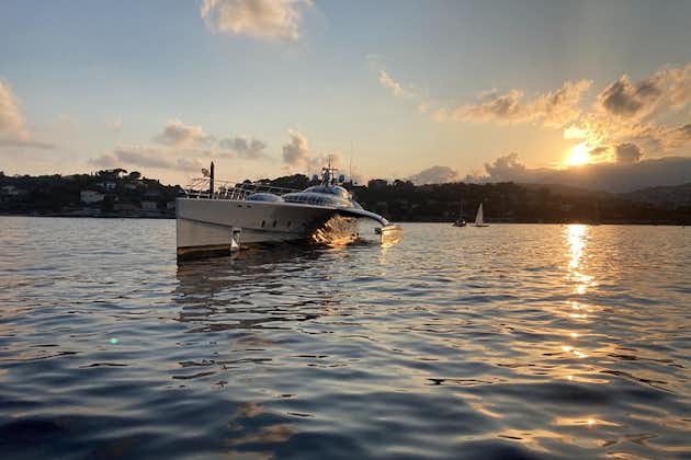 Tour privato serale per 2 in barca solare vicino a Nizza e Monaco