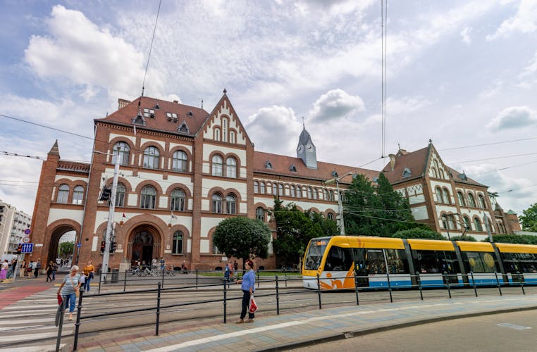 Photo of Tram stop in front of the Debrecen Reformed College Primary School.