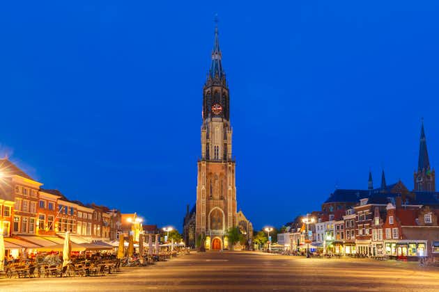 photo of Nieuwe Kerk Delft on Markt square in the center of the old city at night, Delft, Holland, Netherlands.